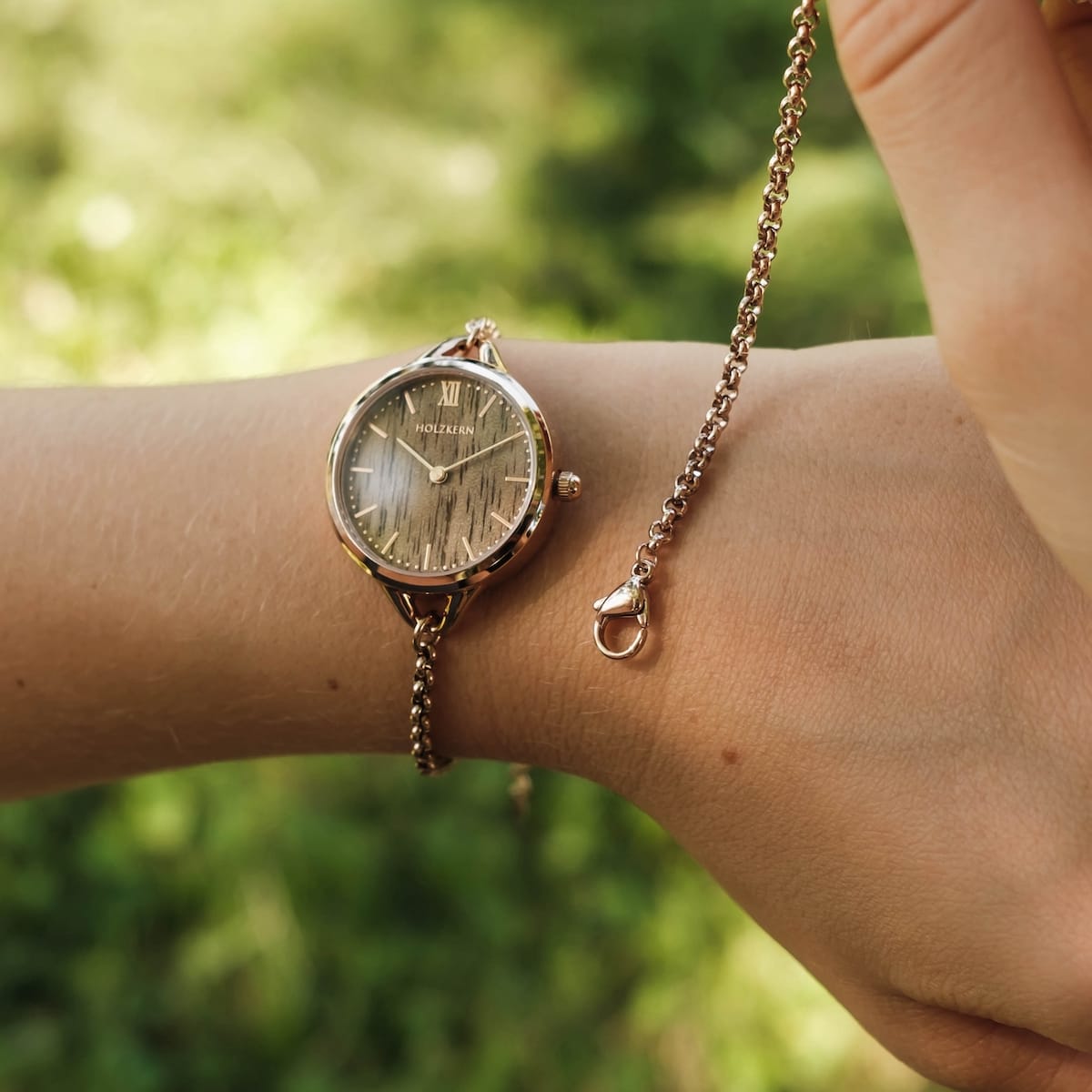 "Bracelet fastening tool", bracelet fastening tool in rose gold, showcasing a sleek and elegant design.