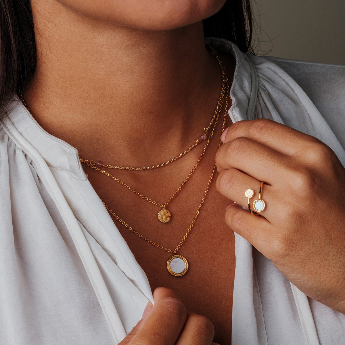 Zendala Necklace (White Mother-of-pearl/Gold)