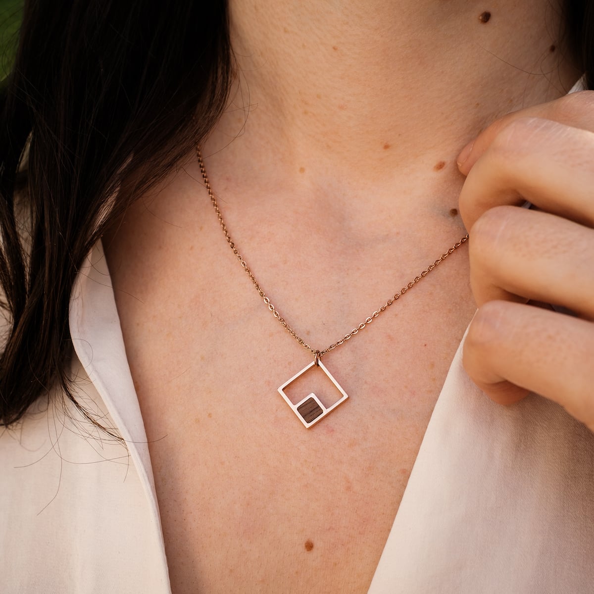 "Geometric Necklace" necklace with geometric design in walnut and rose gold, highlighting sleek and modern style.