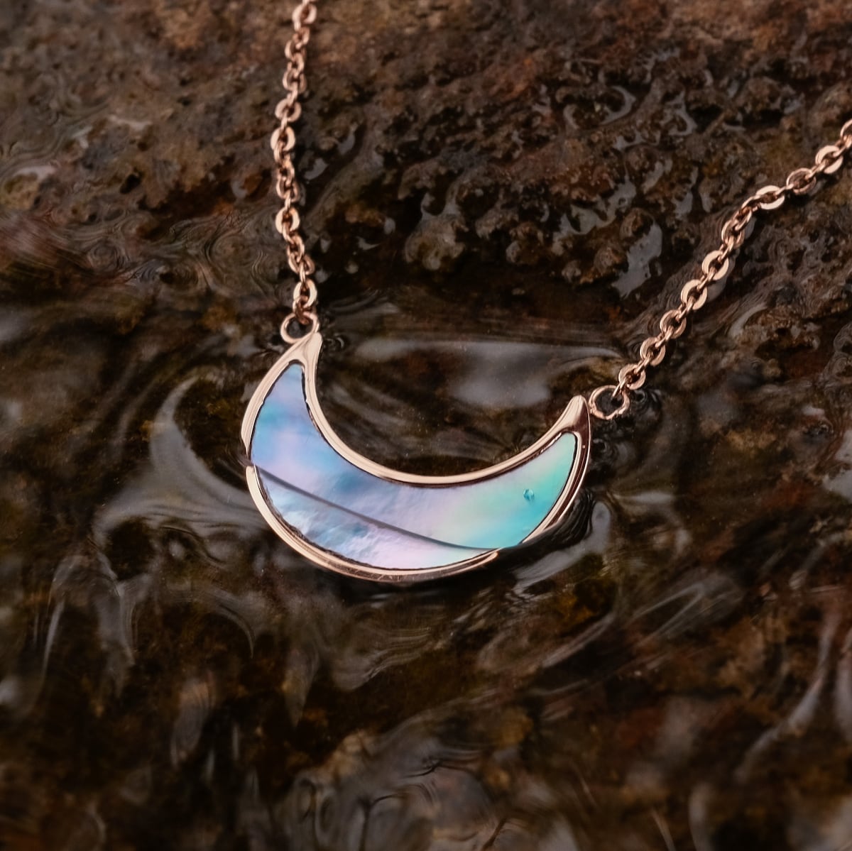 "Hue Necklace" necklace featuring blue nacre and rose gold on a delicate chain.