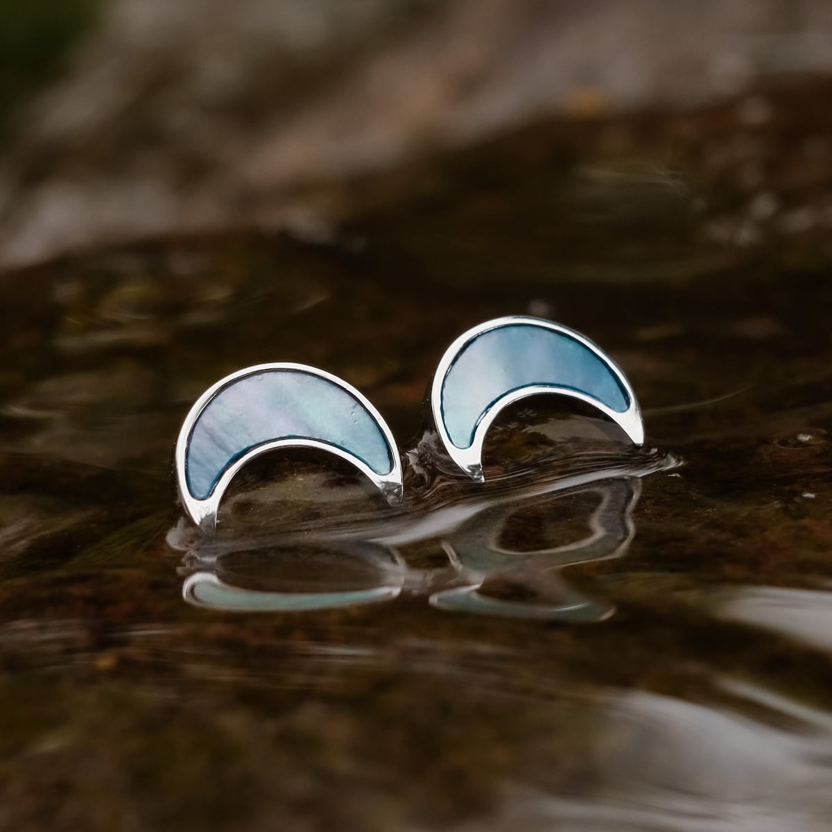 "Hue Earrings", elegant earrings crafted with blue nacre and silver for a sophisticated style.